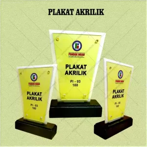 Tiga plakat akrilik kuning transparan dengan logo Pondok Indah Parepare dan dudukan kayu hitam, Produk Terlaris untuk penghargaan dan kenang-kenangan.