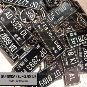 Gantungan kunci akrilik custom model plat nomor kendaraan produksi Pondok Indah Parepare, desain elegan dengan tulisan putih pada dasar hitam, cocok untuk souvenir dan hadiah unik.