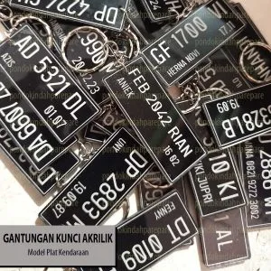 Gantungan kunci akrilik custom model plat nomor kendaraan produksi Pondok Indah Parepare, desain elegan dengan tulisan putih pada dasar hitam, cocok untuk souvenir dan hadiah unik.