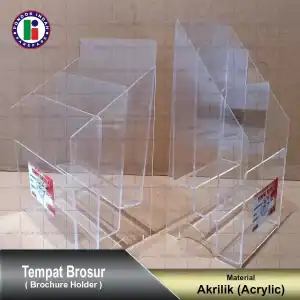 Tempat brosur akrilik bening dengan desain bertingkat produksi Pondok Indah Parepare, digunakan untuk menampilkan brosur, pamflet, dan katalog di meja atau counter.