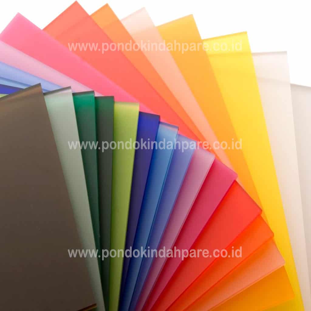 Lembaran akrilik berbagai warna dari Pondok Indah Parepare, bahan berkualitas tinggi untuk kebutuhan display, plakat, neon box, dan souvenir promosi.